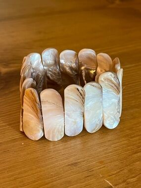 Abalone/mother of pearl bracelet stretchy 1 1/2 x 6 “ 15 links